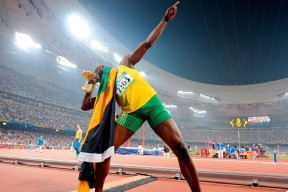 AYX体育官方网站爱游戏官方登录重返赛场首场状态出色，勇士观众沸腾！内马尔重返赛场全场沸腾不已