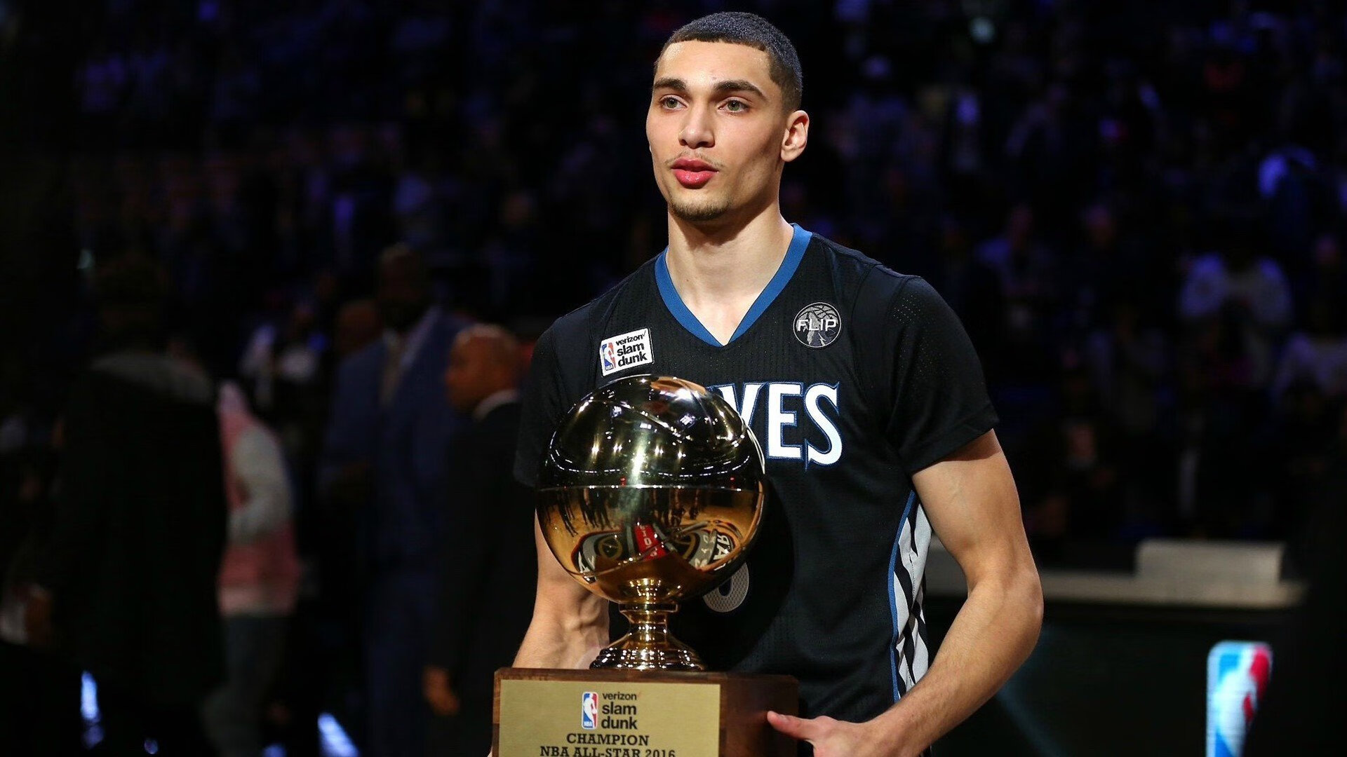 德约科维奇新星险胜表现突出，湖人前途光明！赛场气氛高涨